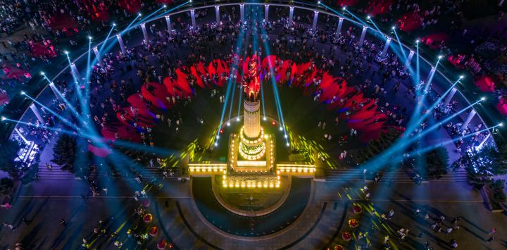 Imagen tomada con un dron de un espectáculo de luces celebrado en una plaza, en Harbin, capital de la provincia de Heilongjiang, en el noreste de China.