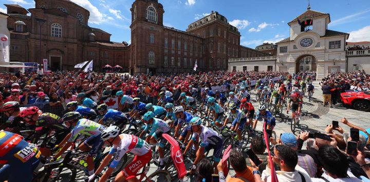 Los ciclistas inician la etapa 1 de la carrera ciclista Giro de Italia 2024, 140 km entre Venaria Reale y Torino. La 107ª edición del Giro de Italia, con un total de 3400,8 km, sale de Veneria Reale cerca de Turín y finalizará en Roma el 26 de mayo de 2024.