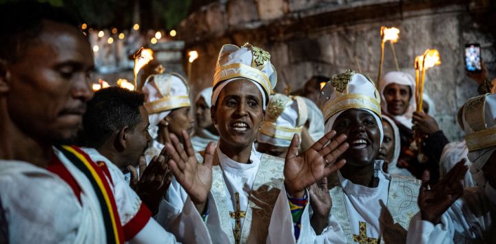 Los cristianos ortodoxos etíopes se reúnen con velas encendidas durante la ceremonia del Fuego Santo en el Monasterio de Deir Al-Sultan en el techo de la iglesia del Santo Sepulcro en la Ciudad Vieja de Jerusalén.