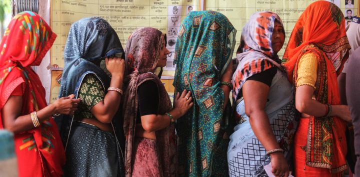 Los votantes hacen cola para emitir su voto en un colegio electoral durante la tercera fase de la votación de las elecciones generales de la India en Bhopal.