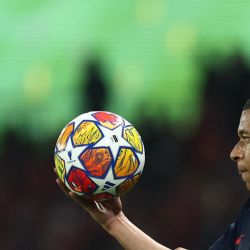 El delantero francés del Paris Saint-Germain, Kylian Mbappe, sostiene el balón durante el partido de fútbol de vuelta de la semifinal de la Liga de Campeones de la UEFA entre el Paris Saint-Germain (PSG) y el Borussia Dortmund, en el estadio Parc des Princes de París. | Foto:FRANCK FIFE / AFP