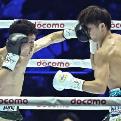 El japonés Seigo Yuri Akui lucha contra el japonés Taku Kuwahara durante su combate de boxeo por el título de peso mosca de la AMB en el Tokyo Dome de Tokio. | Foto:Philip Fong / AFP