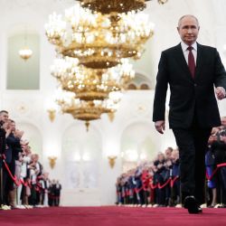 El presidente electo ruso Vladimir Putin camina antes de su ceremonia de toma de posesión en el Kremlin en Moscú. | Foto:Alexander Zemlianichenko / POOL / AFP