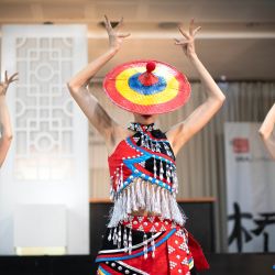 Imagen de artistas de la Universidad Minzu de Centro-Sur de China realizando una presentación en el marco del evento "Mundo colorido, danza y juventud", una iniciativa del Instituto Confucio de la Universidad de Buenos Aires junto al Centro para Educación y Cooperación de Lenguas (CLEC, por sus siglas en inglés) de China y la Universidad Minzu de Centro-Sur de China, en la ciudad de Buenos Aires. | Foto:Xinhua/Martín Zabala