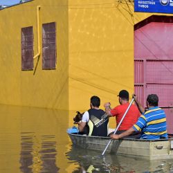 Los lugareños se trasladan en barcos tras las inundaciones provocadas por las fuertes lluvias en Porto Alegre, estado de Rio Grande do Sul, Brasil. | Foto:NELSON ALMEIDA / AFP