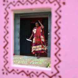 Una votante de la comunidad tribal Hakki Pikki sale después de emitir su voto en un colegio electoral durante la tercera fase de la votación para las elecciones generales de la India, en la aldea de Sadashivapura del distrito de Shimoga en Karnataka. | Foto:IDREES MOHAMMED / AFP
