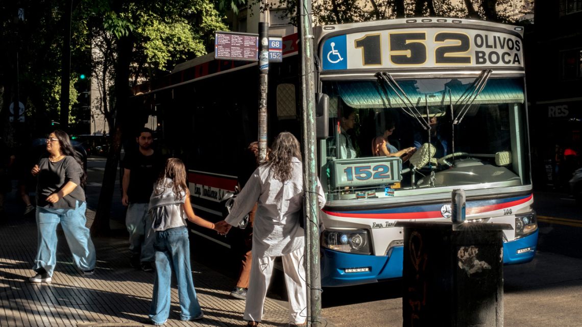 Passengers wait for a 152 bus in Buenos Aires City.