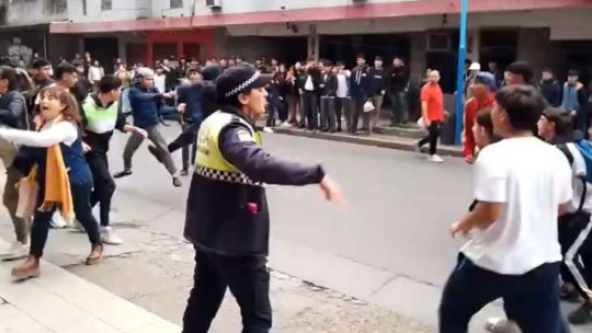 Batalla campal en Tucumán: estudiantes se agarraron a trompadas en la calle y la Policía no los podía frenar