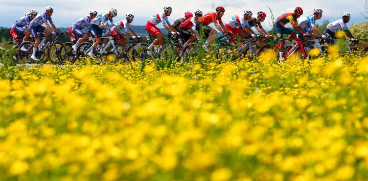 El grupo recorre durante la segunda etapa de la 107.ª carrera ciclista del Giro de Italia, 161 km entre San Francesco al Campo y el Santuario de Oropa.