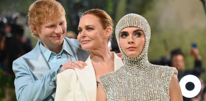El músico británico Ed Sheeran, la diseñadora de moda británica Stella McCartney y la modelo y actriz británica Cara Delevingne llegan a la Gala Met 2024 en el Museo Metropolitano de Arte en Nueva York.