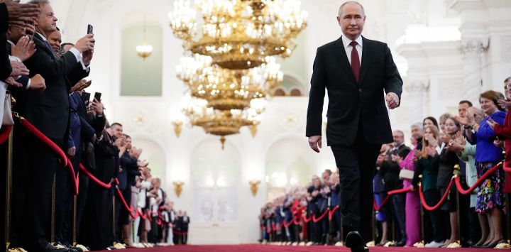 El presidente electo ruso Vladimir Putin camina antes de su ceremonia de toma de posesión en el Kremlin en Moscú.