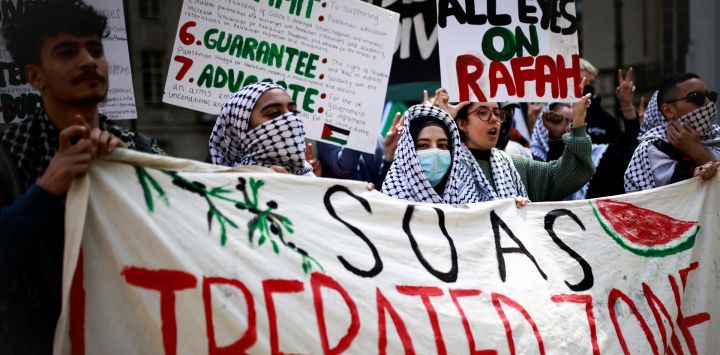 Los estudiantes sostienen pancartas y corean consignas durante una reunión en un campamento pro palestino establecido en el campus de la Escuela de Estudios Orientales y Africanos (SOAS) en Londres. Estudiantes de universidades de todo el país han comenzado a asistir al campus para protestar contra las acciones de Israel en Gaza.