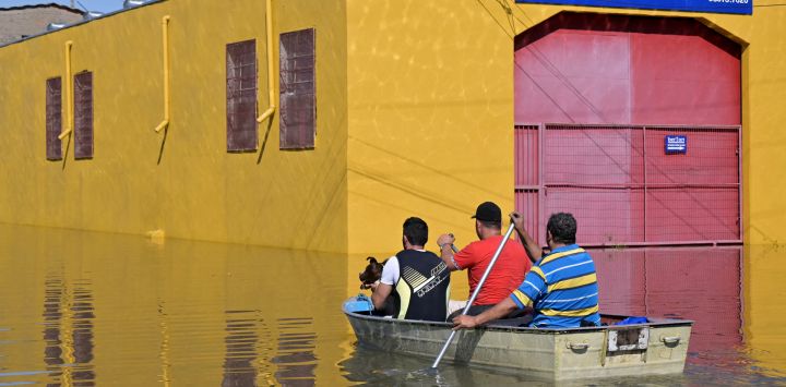 Los lugareños se trasladan en barcos tras las inundaciones provocadas por las fuertes lluvias en Porto Alegre, estado de Rio Grande do Sul, Brasil.