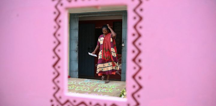 Una votante de la comunidad tribal Hakki Pikki sale después de emitir su voto en un colegio electoral durante la tercera fase de la votación para las elecciones generales de la India, en la aldea de Sadashivapura del distrito de Shimoga en Karnataka.