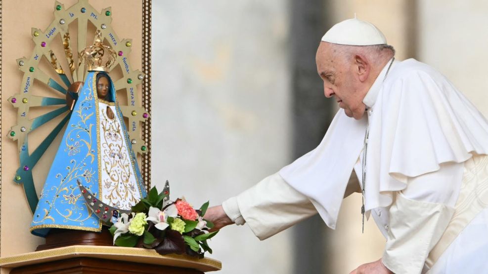 Francisco con la virgen Nuestra Señora de Luján