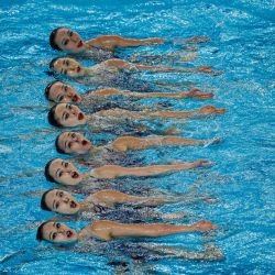 El equipo de China compite en la final del evento de natación técnica por equipos mixtos durante la Copa Mundial de Natación Artística de Deportes Acuáticos como parte de un evento de prueba para los Juegos Olímpicos de París 2024 en el Centro Acuático de Saint-Denis, cerca de París. | Foto:DIMITAR DILKOFF / AFP