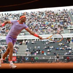 El español Rafael Nadal regresa al belga Zizou Bergs en el torneo de tenis masculino ATP Rome Open en el Foro Itálico de Roma. | Foto:Andreas Solaro / AFP