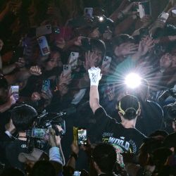 El japonés Naoya Inoue levanta el brazo mientras celebra su victoria con la multitud después de vencer al mexicano Luis Nery en su combate de boxeo por el título de peso súper gallo IBF-WBA-WBC-WBO en el Tokyo Dome en Tokio. | Foto:Philip Fong / AFP