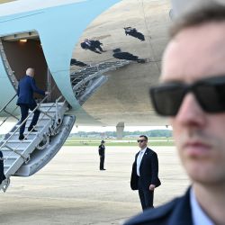 El presidente estadounidense Joe Biden aborda el Air Force One en la base conjunta Andrews en Maryland. Biden viaja a Wisconsin y Chicago. | Foto:Mandel Ngan / AFP