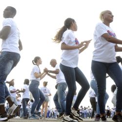 Imagen de cubanos bailando para alcanzar un nuevo récord mundial de baile de Ruedas del estilo Casino en parejas, en La Habana, capital de Cuba. | Foto:Xinhua/Joaquín Hernández