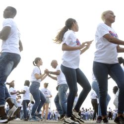 Imagen de cubanos bailando para alcanzar un nuevo récord mundial de baile de Ruedas del estilo Casino en parejas, en La Habana, capital de Cuba. | Foto:Xinhua/Joaquín Hernández