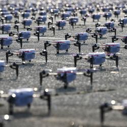 Los drones se colocan en el suelo antes de un espectáculo de luces de drones como parte de la Korea Drone Expo 2024 en Incheon. | Foto:Jung Yeon-je / AFP