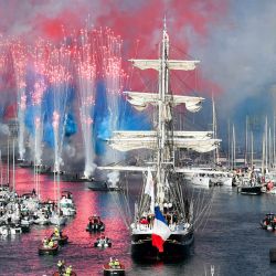 Los fuegos artificiales estallan cuando la barca francesa de tres mástiles Belem del siglo XIX llega al Vieux-Port (Puerto Viejo) durante la ceremonia de llegada de la Llama Olímpica, antes de los Juegos Olímpicos y Paralímpicos de París 2024, en Marsella, sureste de Francia. | Foto:Sylvain Thomas / AFP