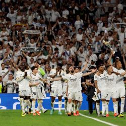 Los jugadores del Real Madrid celebran la victoria al final del partido de vuelta de las semifinales de la Liga de Campeones de la UEFA entre el Real Madrid CF y el FC Bayern de Múnich en el estadio Santiago Bernabeu de Madrid. | Foto:OSCAR DEL POZO / AFP