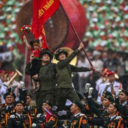 Soldados vietnamitas participan en una actuación durante las celebraciones oficiales del 70º aniversario de la victoria de Dien Bien Phu en 1954 sobre las fuerzas coloniales francesas en un estadio de la ciudad de Dien Bien Phu. | Foto:NHAC NGUYEN / AFP