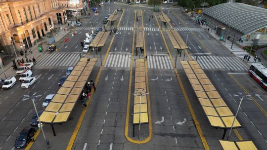 Fotogaleria Vista aérea de paradas de autobús vacías frente a la estación de tren Constitución, en Buenos Aires, durante una huelga general convocada por la Confederación General del Trabajo (CGT)