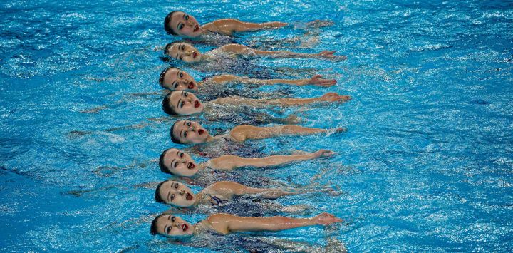 El equipo de China compite en la final del evento de natación técnica por equipos mixtos durante la Copa Mundial de Natación Artística de Deportes Acuáticos como parte de un evento de prueba para los Juegos Olímpicos de París 2024 en el Centro Acuático de Saint-Denis, cerca de París.
