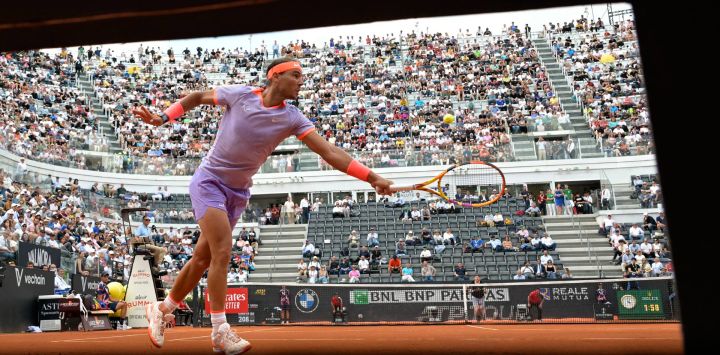 El español Rafael Nadal regresa al belga Zizou Bergs en el torneo de tenis masculino ATP Rome Open en el Foro Itálico de Roma.