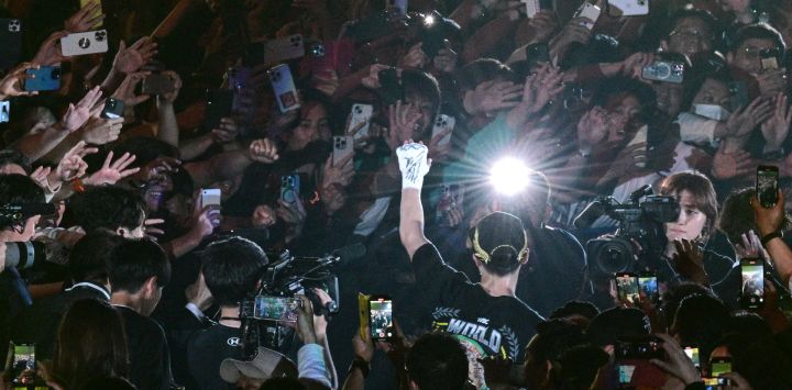 El japonés Naoya Inoue levanta el brazo mientras celebra su victoria con la multitud después de vencer al mexicano Luis Nery en su combate de boxeo por el título de peso súper gallo IBF-WBA-WBC-WBO en el Tokyo Dome en Tokio.