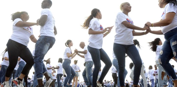 Imagen de cubanos bailando para alcanzar un nuevo récord mundial de baile de Ruedas del estilo Casino en parejas, en La Habana, capital de Cuba.