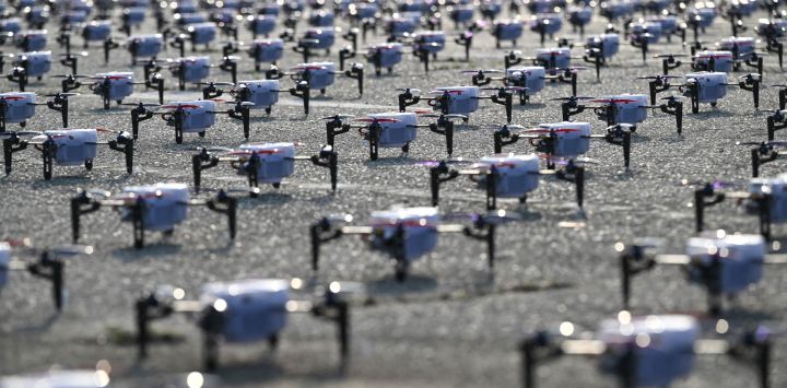 Los drones se colocan en el suelo antes de un espectáculo de luces de drones como parte de la Korea Drone Expo 2024 en Incheon.