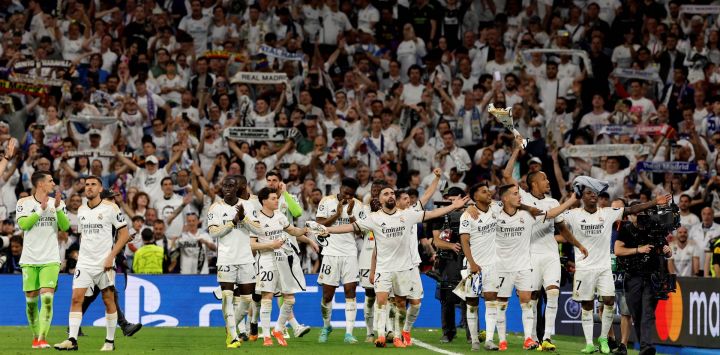 Los jugadores del Real Madrid celebran la victoria al final del partido de vuelta de las semifinales de la Liga de Campeones de la UEFA entre el Real Madrid CF y el FC Bayern de Múnich en el estadio Santiago Bernabeu de Madrid.