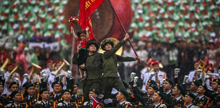 Soldados vietnamitas participan en una actuación durante las celebraciones oficiales del 70º aniversario de la victoria de Dien Bien Phu en 1954 sobre las fuerzas coloniales francesas en un estadio de la ciudad de Dien Bien Phu.