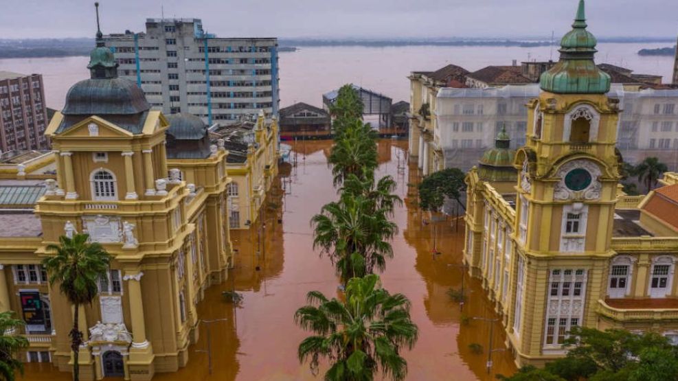  La masa hídrica arrasa. Y todo sirve para construir refugios provisorios.