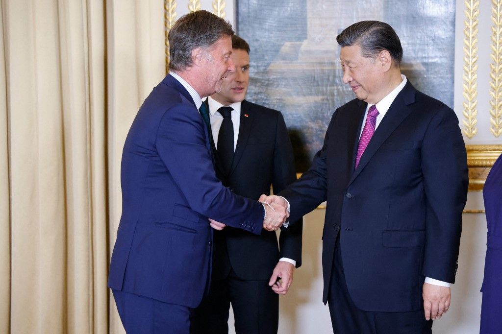 Sebastien Bazin, CEO de Accord Hotels, con Macron y Xi Jinping.