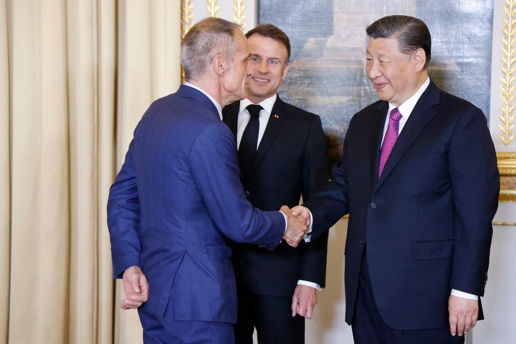 Jean-Pascal Tricoire, CEO de Scheinder Electric, con Macron y Xi Jinping.