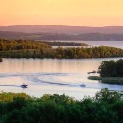 Hay mucho para hacer en verano en  Enniskillen, ciudad isleña del Condado de Fermanagh em Irlanda del Norte.