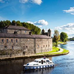 Hay mucho para hacer en verano en  Enniskillen, ciudad isleña del Condado de Fermanagh em Irlanda del Norte.