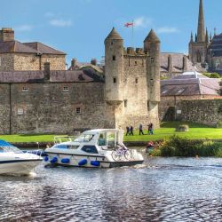 Hay mucho para hacer en verano en  Enniskillen, ciudad isleña del Condado de Fermanagh em Irlanda del Norte.