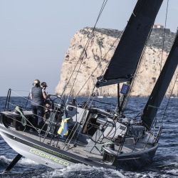 Las líneas del Shogun 43 impactan a primera vista, son determinantes, estilizadas y agresivas. 