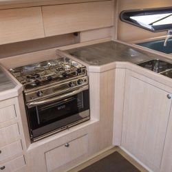 Las líneas del Shogun 43 impactan a primera vista, son determinantes, estilizadas y agresivas. 