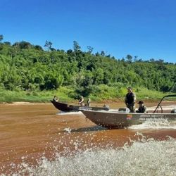 Por un tratado internacional, Argentina y Paraguay acordaron un reparto de las islas. Sitios como la enorme isla Apipé son puntos de roce constante, ya que son territorio argentino, pero están rodeadas de aguas jurisdiccionales paraguayas.