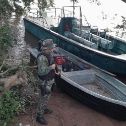 Por un tratado internacional, Argentina y Paraguay acordaron un reparto de las islas. Sitios como la enorme isla Apipé son puntos de roce constante, ya que son territorio argentino, pero están rodeadas de aguas jurisdiccionales paraguayas.