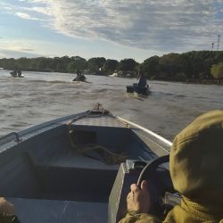 Por un tratado internacional, Argentina y Paraguay acordaron un reparto de las islas. Sitios como la enorme isla Apipé son puntos de roce constante, ya que son territorio argentino, pero están rodeadas de aguas jurisdiccionales paraguayas.