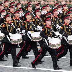 Bateristas de la Escuela de Música Militar de Moscú marchan durante el desfile militar del Día de la Victoria, que marca el 79° aniversario de la victoria soviética en la Gran Guerra Patriótica, término ruso para referirse a la Segunda Guerra Mundial, en la Plaza Roja, en Moscú, Rusia. | Foto:Xinhua/Bai Xueqi