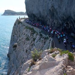 El grupo recorre el cabo de Noli durante la cuarta etapa de la 107ª carrera ciclista Giro de Italia, 190 km entre Acqui Terme y Andora, en Noli. | Foto:Luca Bettini / AFP